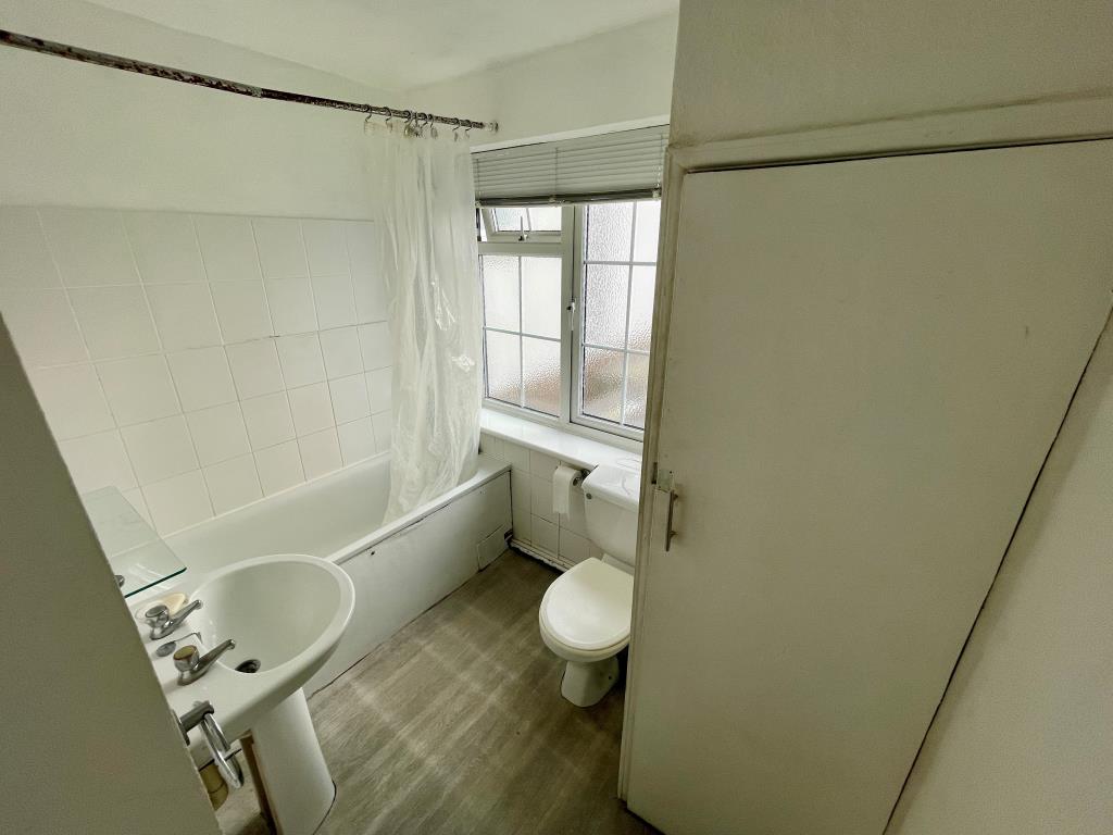 Lot: 152 - VACANT TWO-BEDROOM FLAT - Bathroom with W.C.